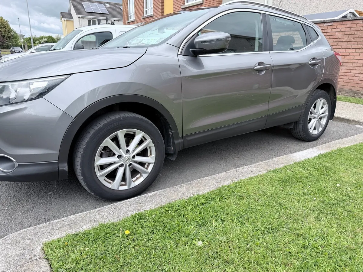 Nissan Qashqai * low mileage * panoramic sunroof * - Image 4