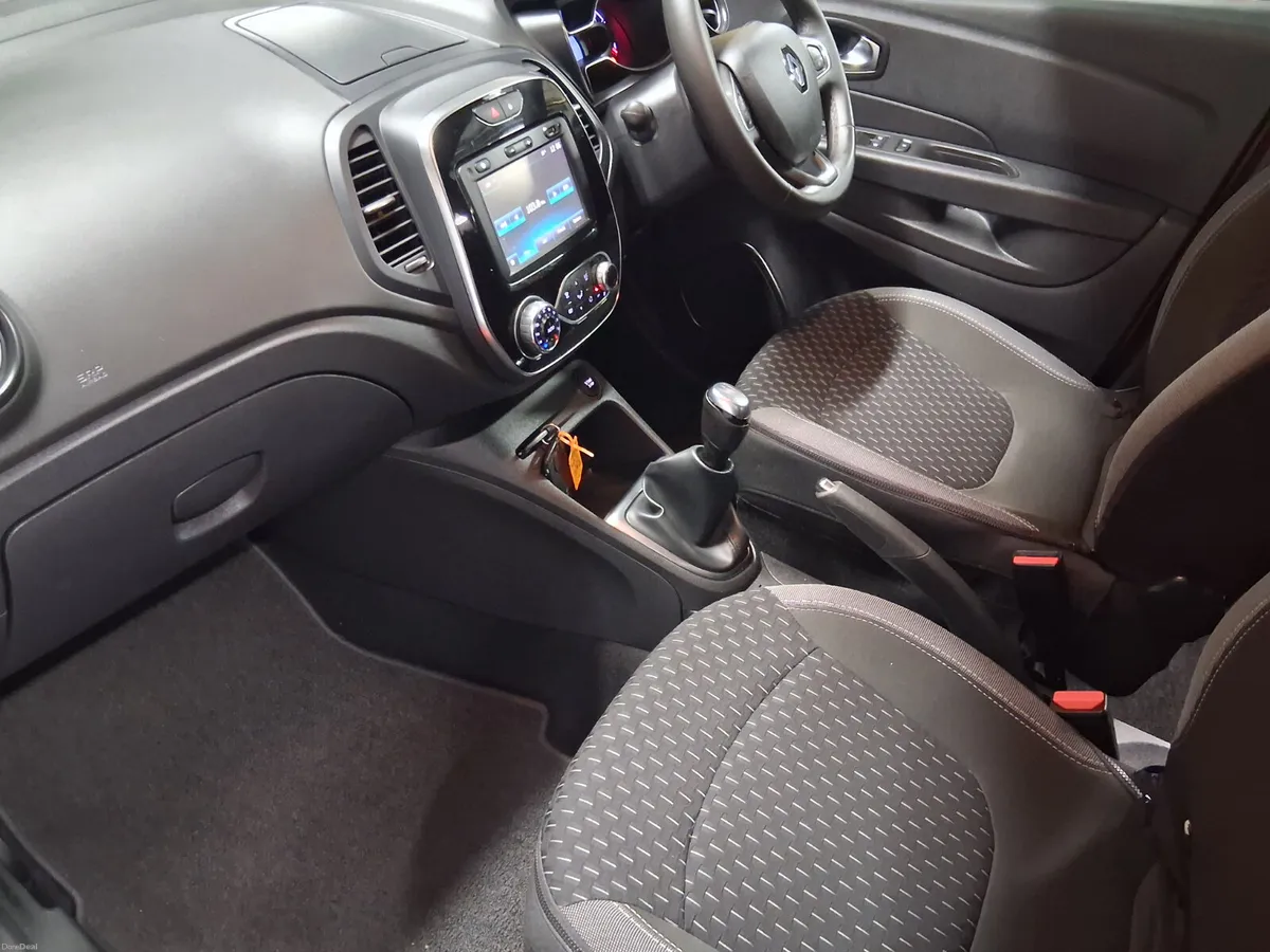 2018 Renault Captur **FINANCE AVAILABLE** - Image 2