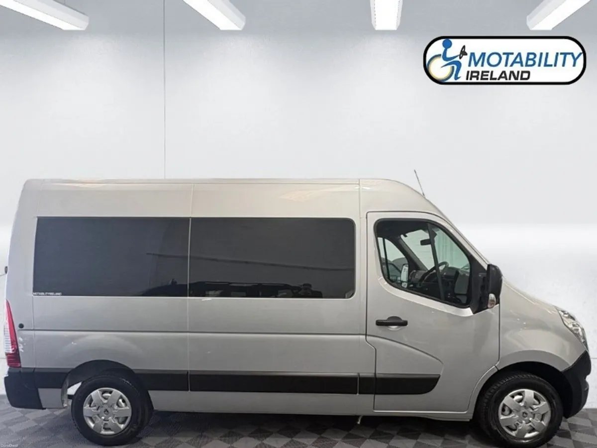 Renault Master Wheelchair Accessible - Image 3