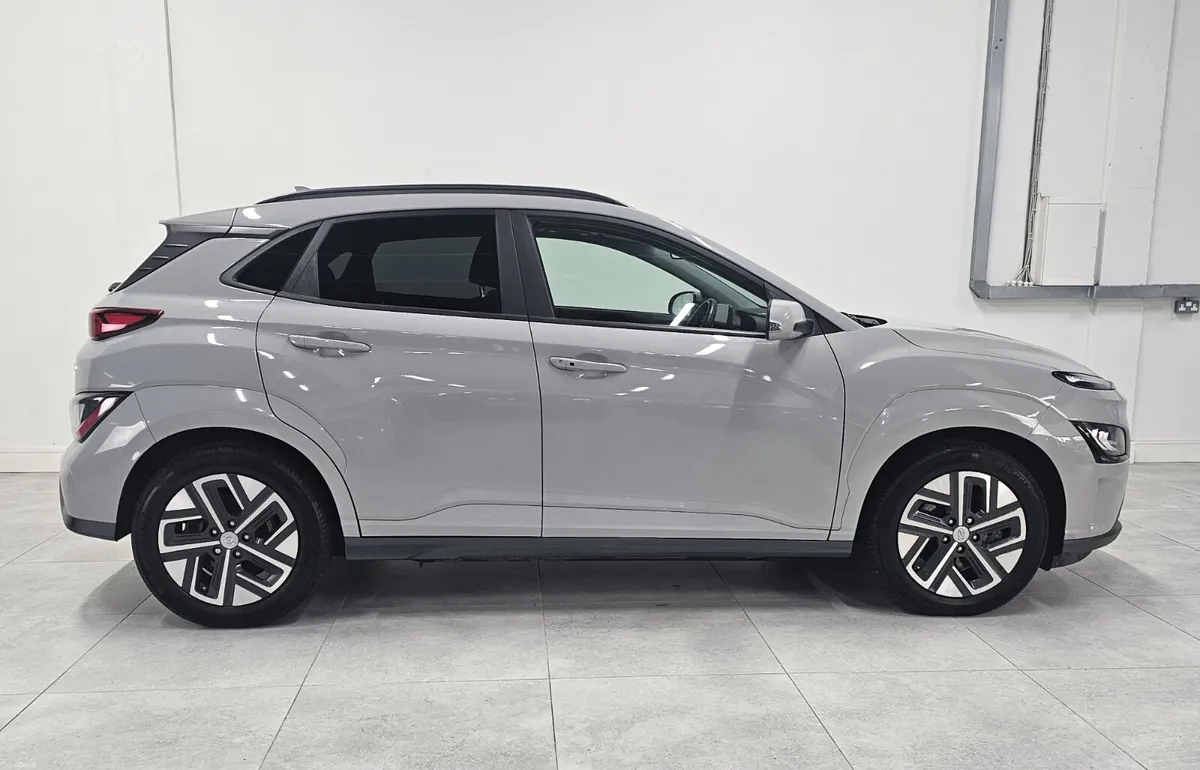 2023 Hyundai Kona ULTIMATE 64KwH - Leather, Sunroo - Image 4