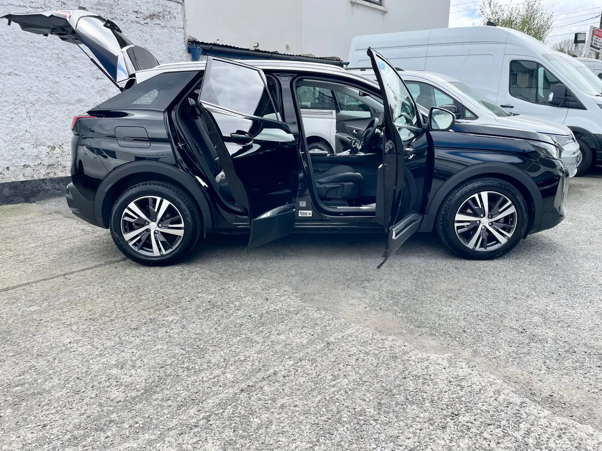 Peugeot 3008 Allure 1.2 Petrol 130 BHP Manual,2023 - Image 3