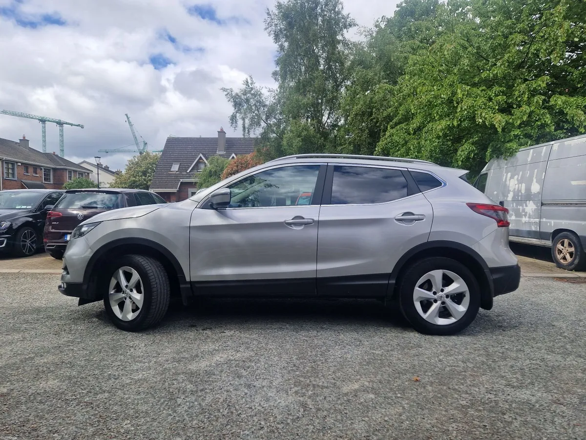 NISSAN QASHQAI 1.5 SV 18 4DR w sun roof - Image 4
