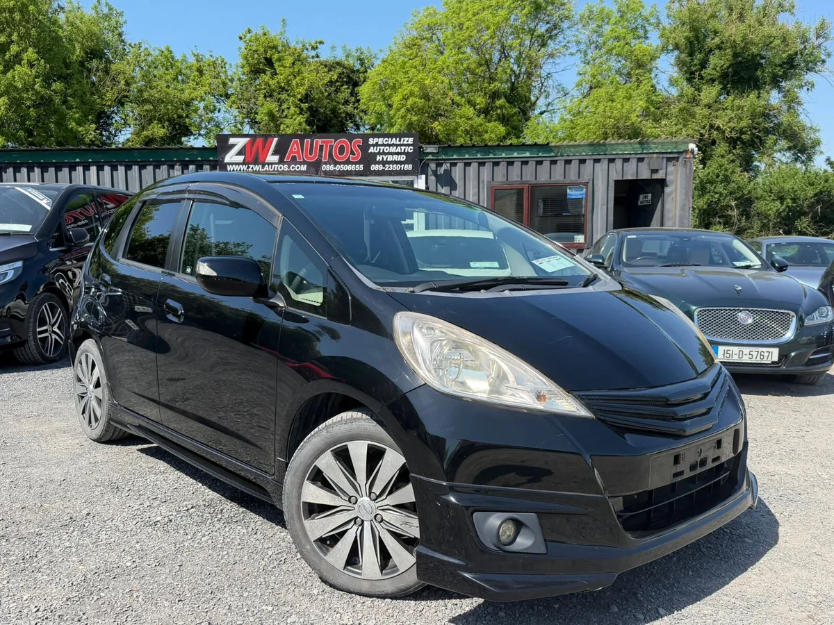 10 HONDA FIT HYBRID - Image 2