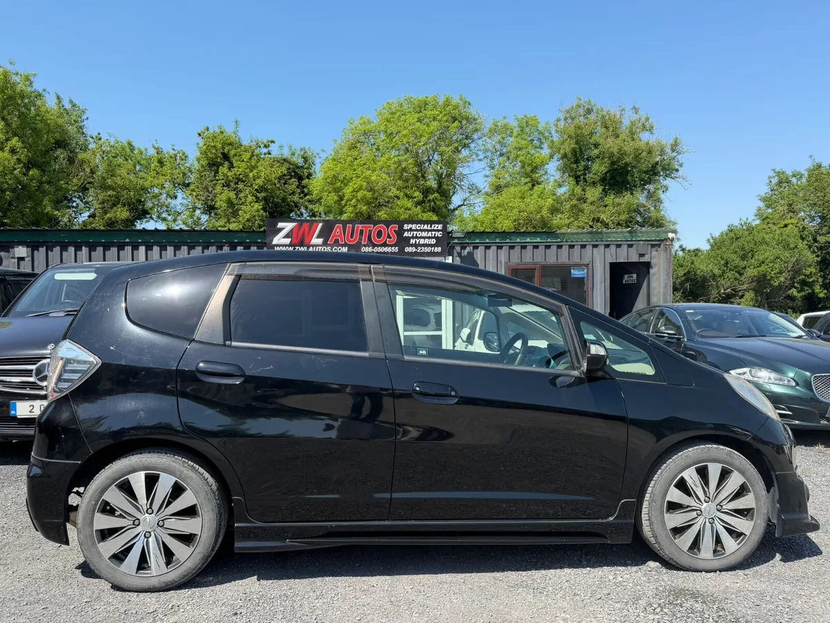 10 HONDA FIT HYBRID - Image 5