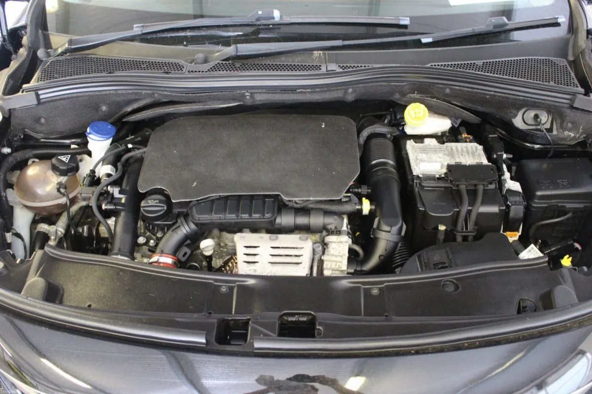 Peugeot 2008 1.2 PureTech 110 Auto Active - Image 4