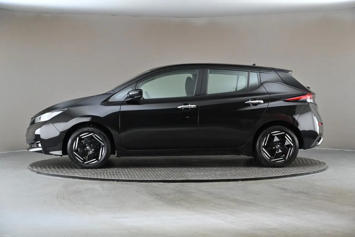 Nissan Leaf Acenta 40kWh 150bhp  360 Camera  Park - Image 5