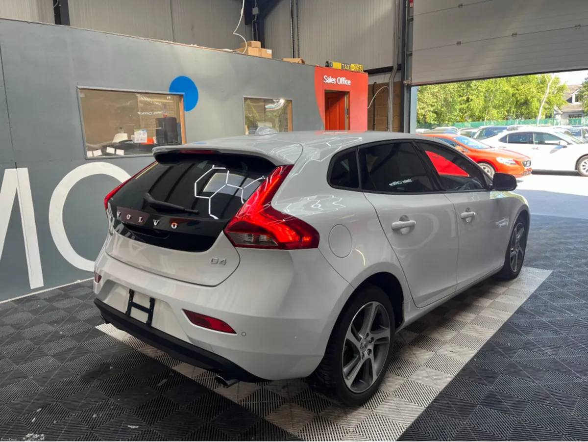 Volvo V40 2017 VOLVO V40 2.0 AUTOMATIC / CRUISE CO - Image 2