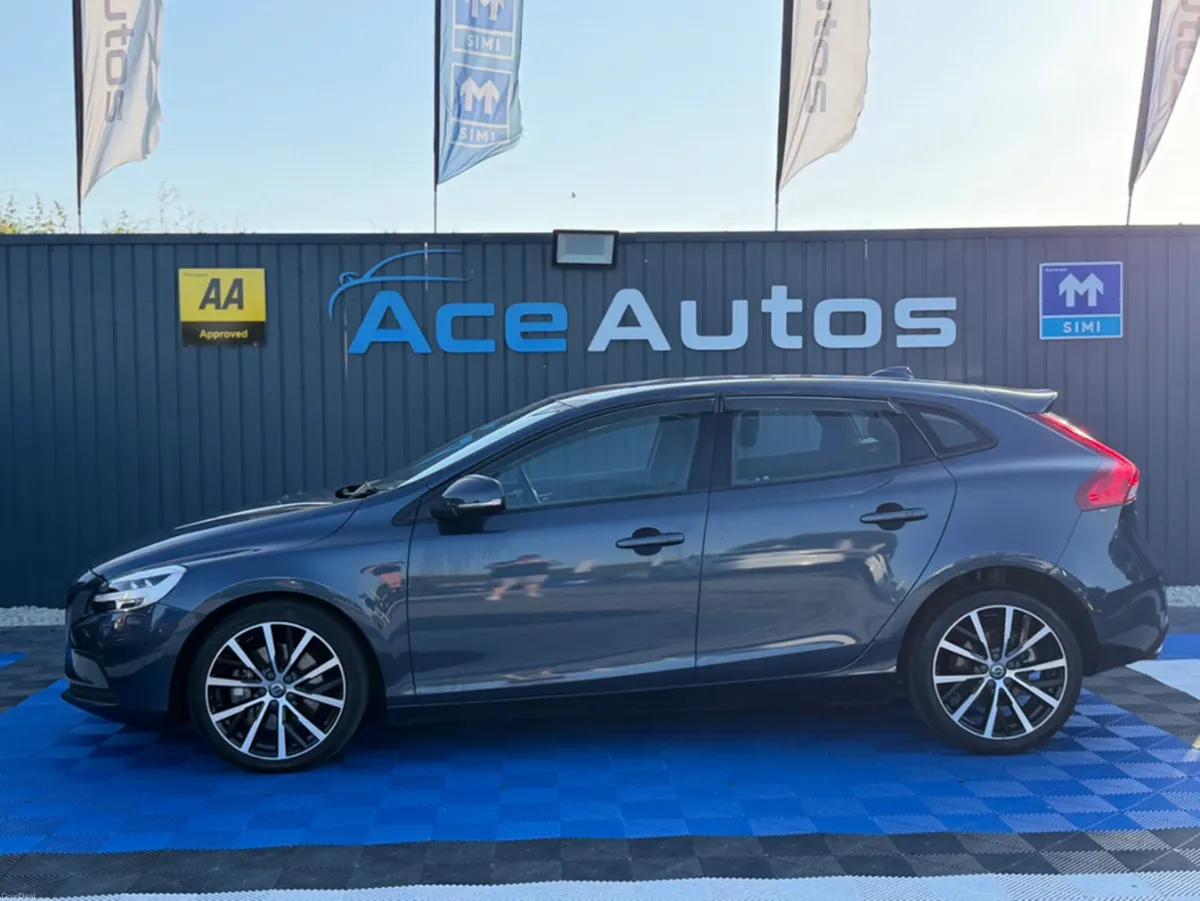 Volvo V40 D4 MOMENTUM - 2.0L DIESEL - AUTO - 12M W - Image 4