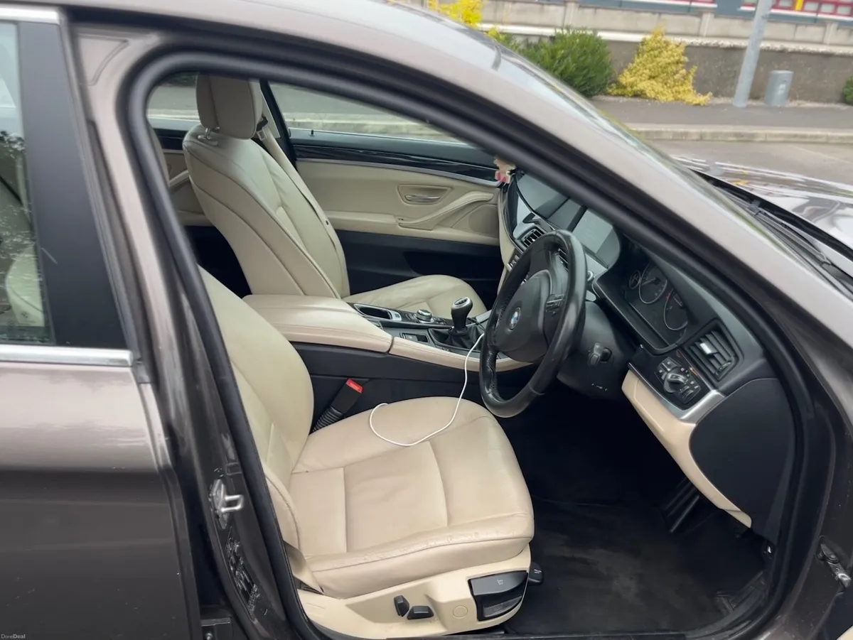 BMW 5-Series 2011 - Image 2
