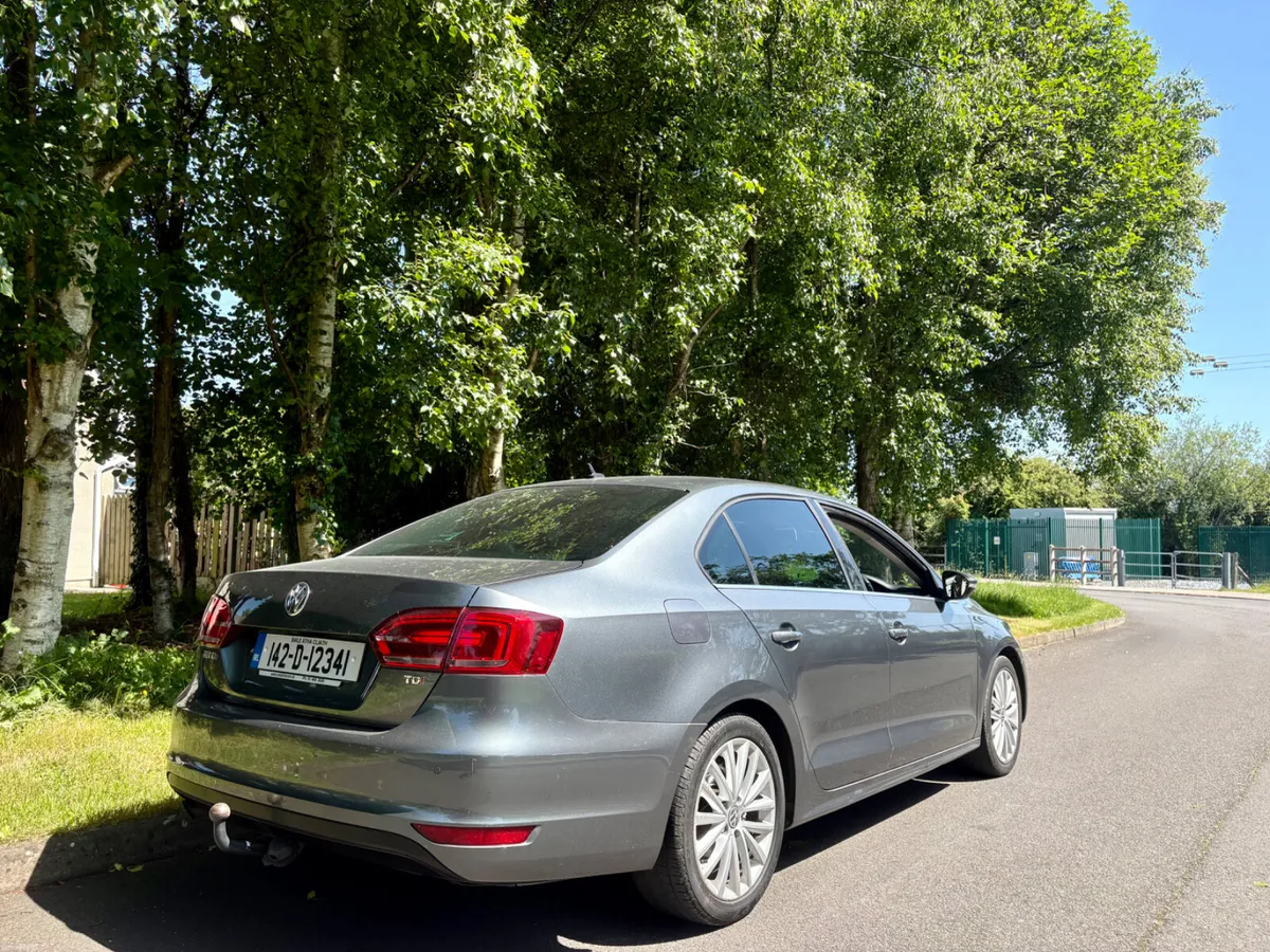 2014 Volkswagen Jetta Highline 1.6 tdi low kms - Image 3