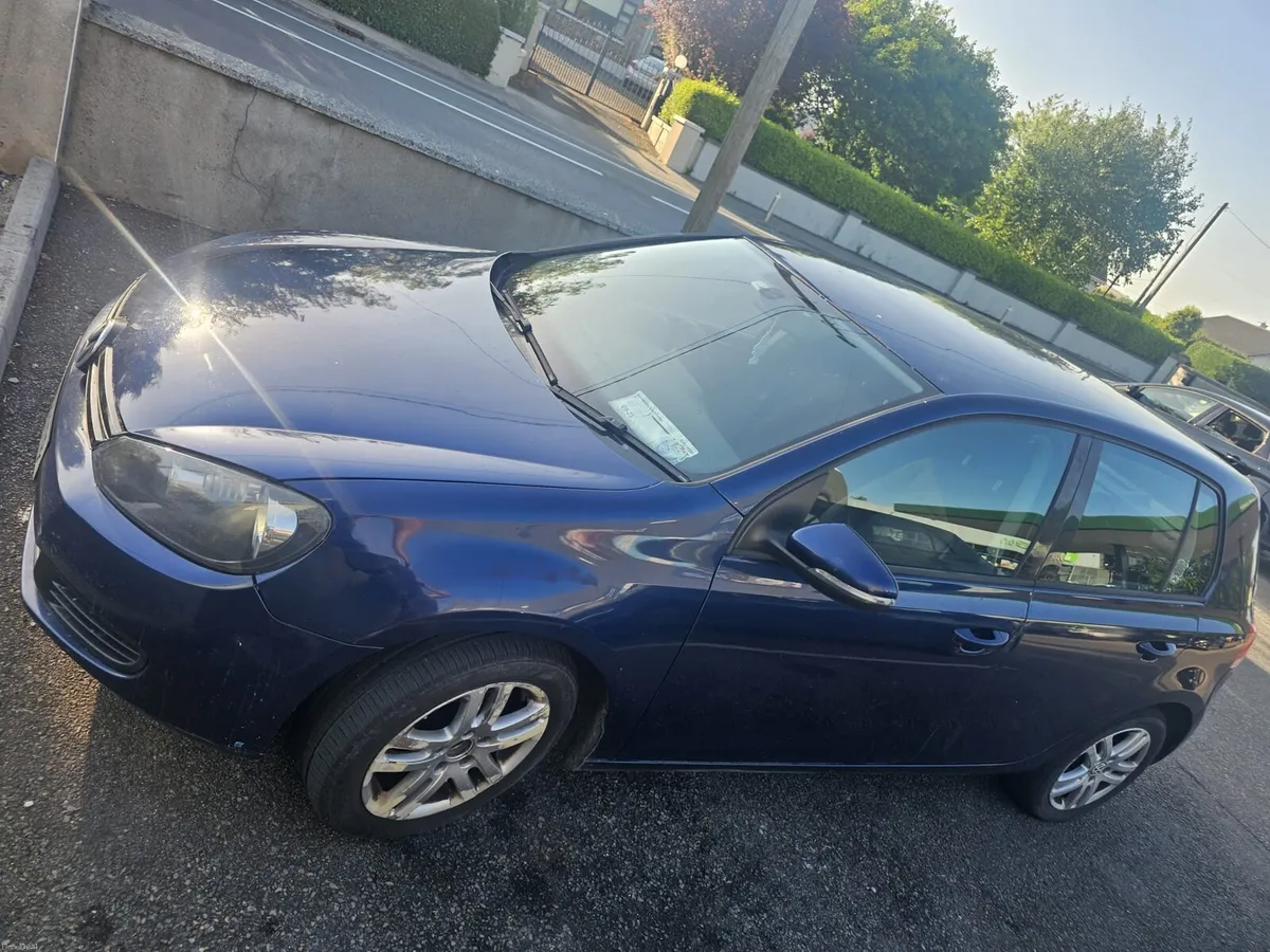 2010 Volkswagen Golf - Image 2