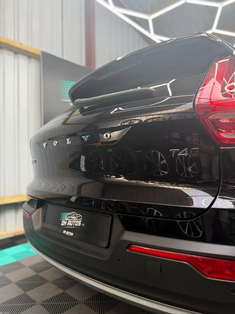 2019 Volvo XC40 - 4 Wheel drive & Automatic! - Image 4