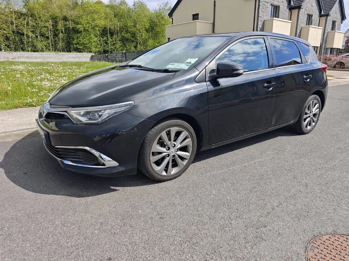 Toyota Auris Hybrid | Top Spec | Warranty 12/2026 - Image 2