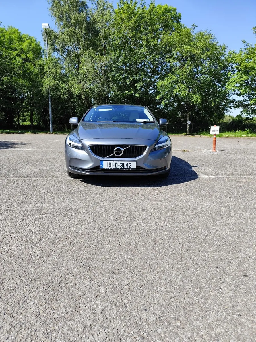 Volvo V40 - Image 2