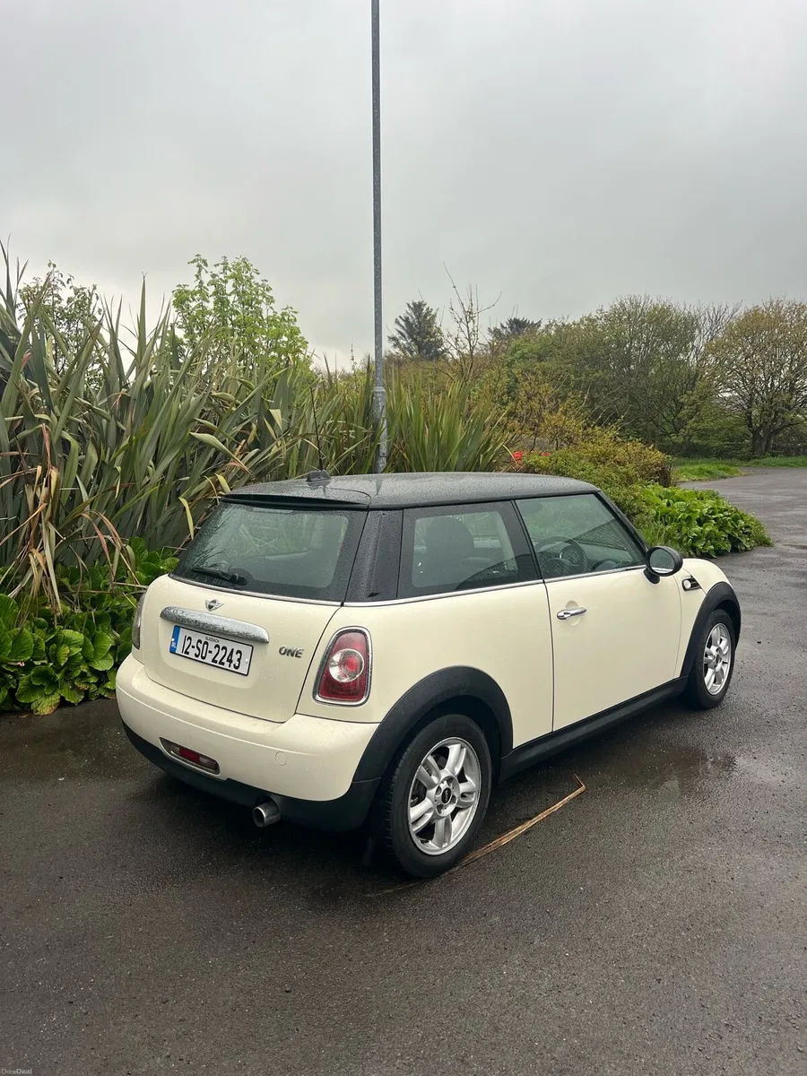 Mini Cooper Hatchback - Image 2