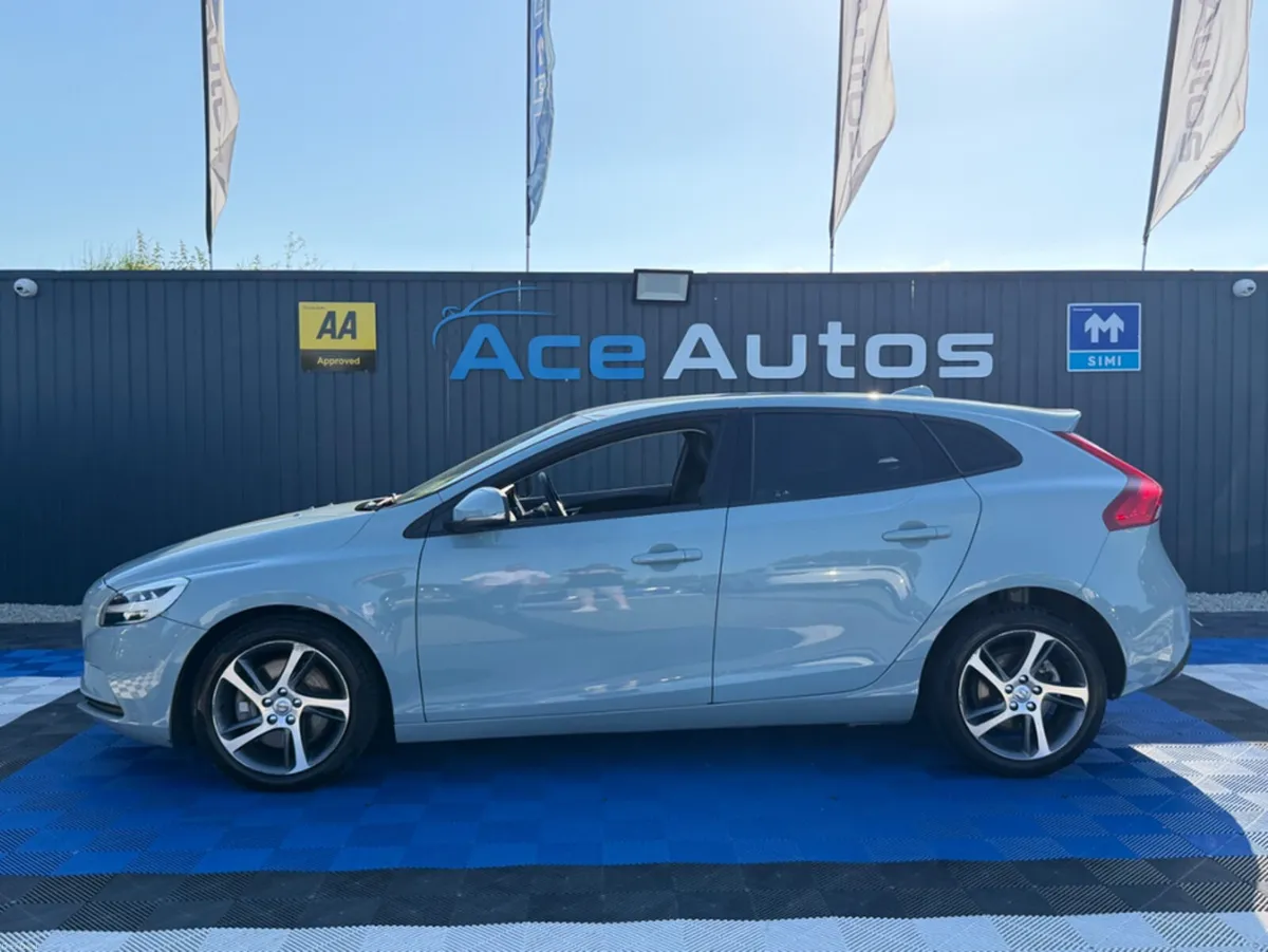 Volvo V40 D4 MOMENTUM - 2.0L DIESEL - AUTO - 12M W - Image 4