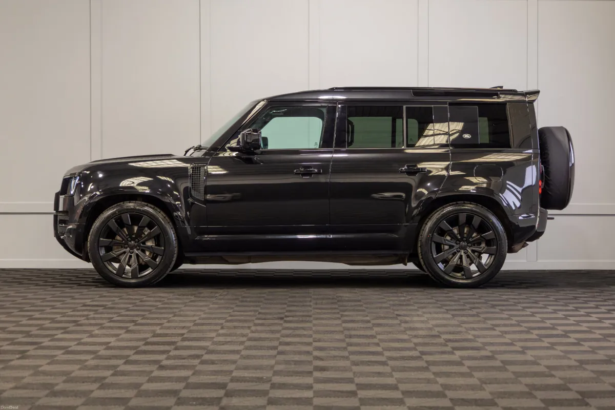 222 Land Rover Defender 110 P400e X-Dynamic S - Image 3