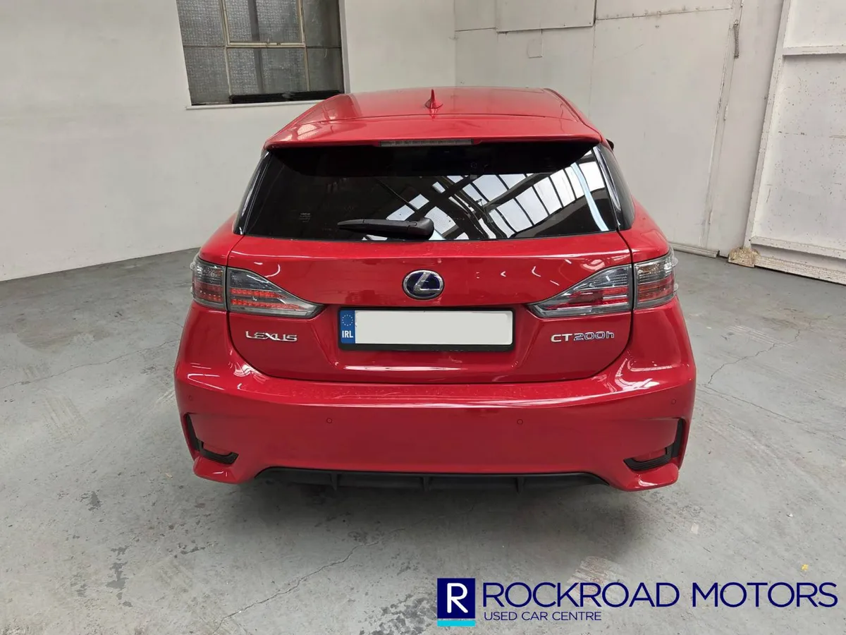 Lexus CT200h Luxury,  2015 - Image 3