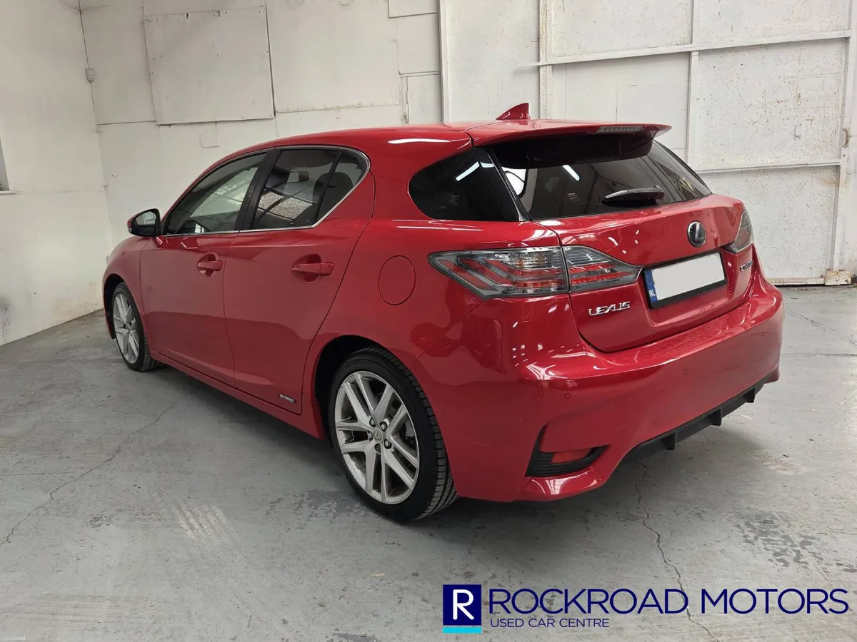 Lexus CT200h Luxury,  2015 - Image 2