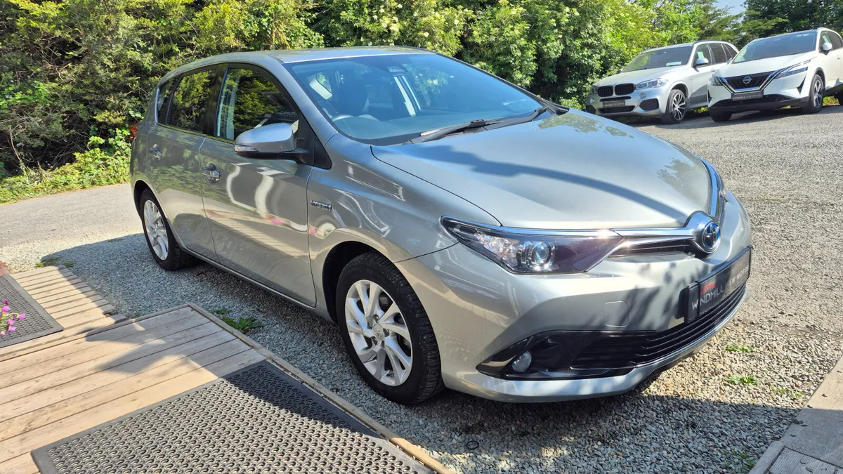 Toyota Auris Hybrid Luna 2017 - Image 2