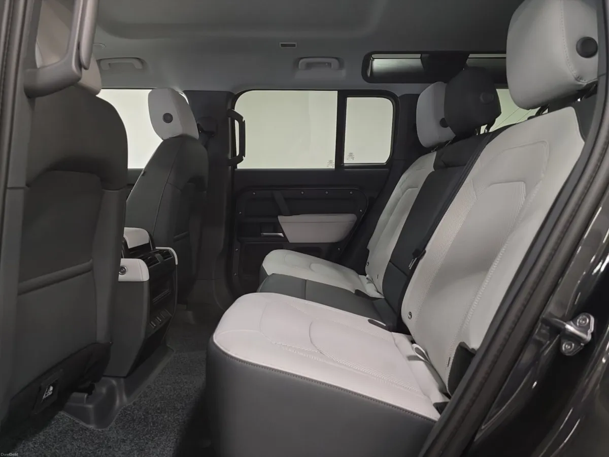 Land Rover Defender Diesel Estate X-Dynamic SE - Image 4
