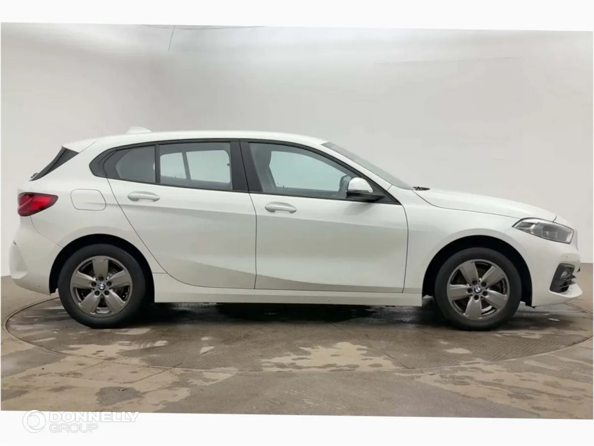 BMW 1 Series Hatchback SE - Image 4