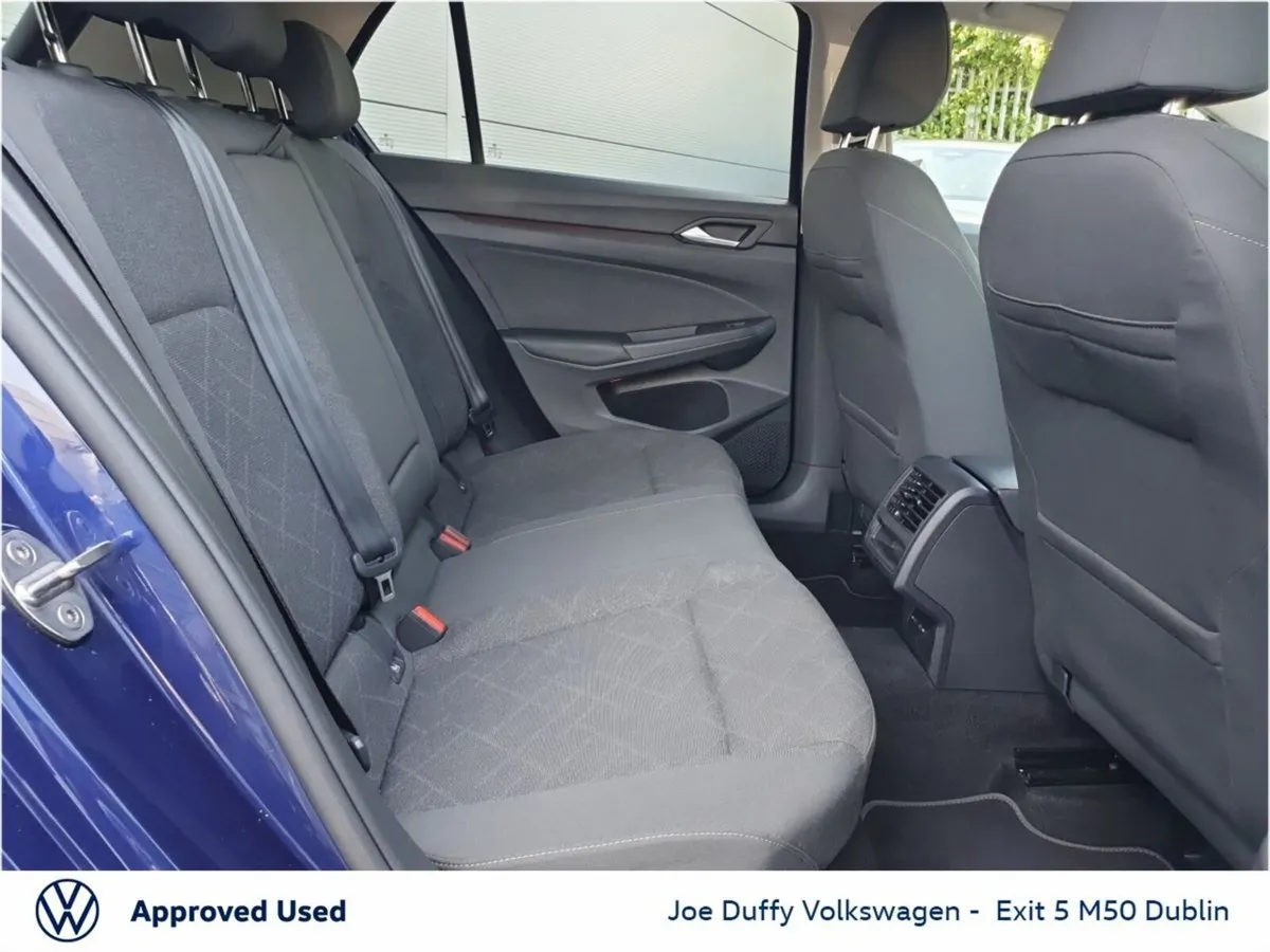 Volkswagen Golf LIFE 2.0 TDI 115HP MANUAL - Image 5