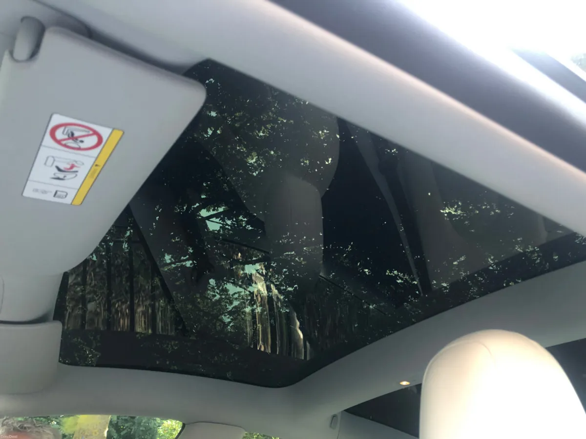 2022 TESLA MODEL 3 FULL PANORAMIC ROOF - Image 4