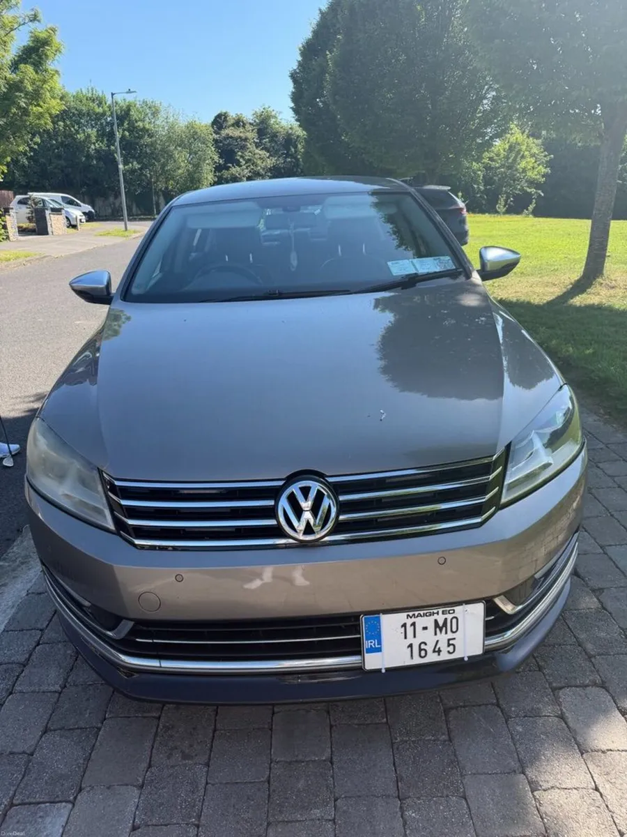 Volkswagen Passat 2011 - Image 2