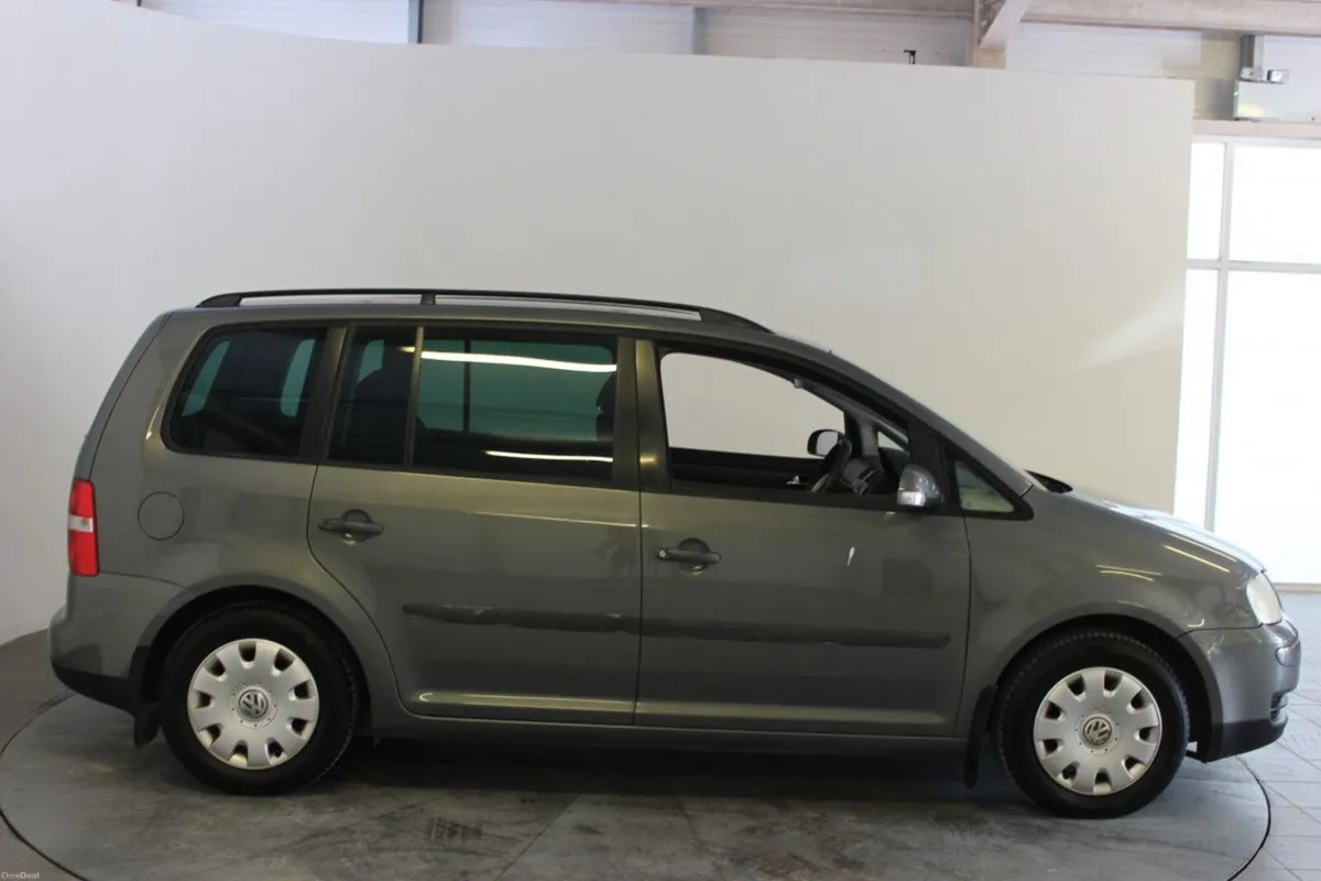 Volkswagen Touran 1.9 TDi 100BHP Comfortline 7 Sea - Image 3