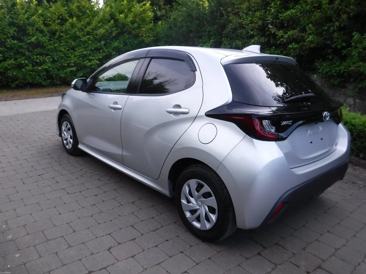 TOYOTA YARIS 1.5 AUTO HYBRID 360 CAMERA - Image 4