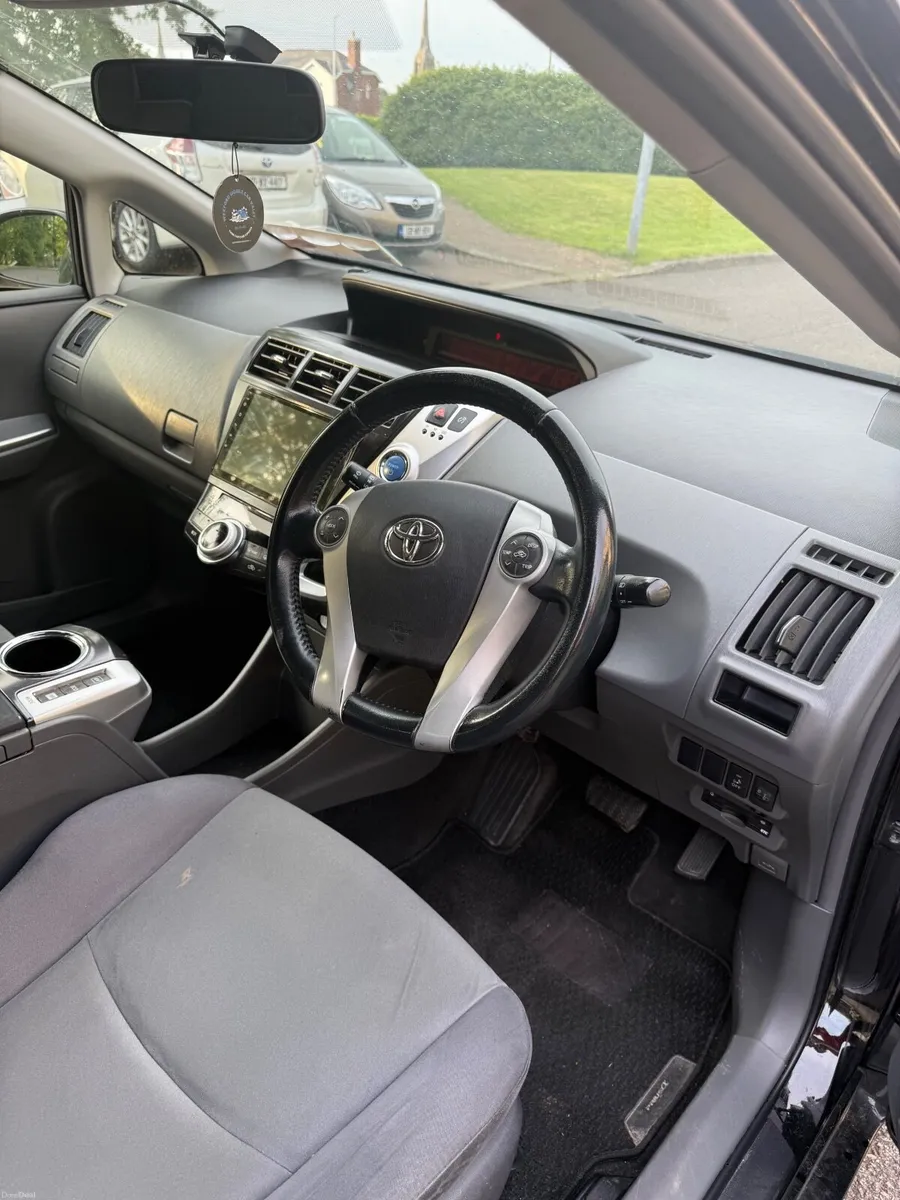 Toyota Prius Alpha 2012 - Image 4