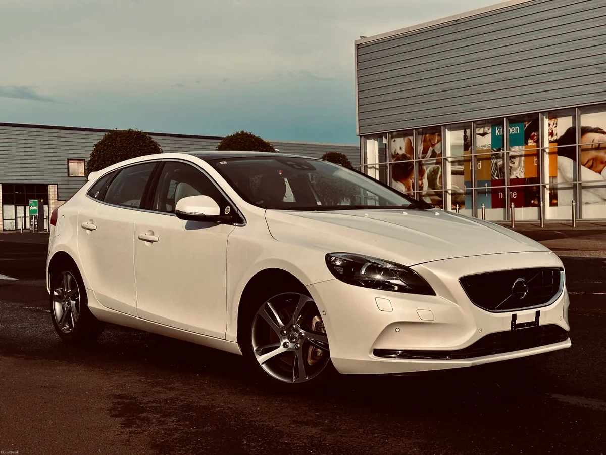 ❁ Volvo V40 ❁ D4 LUX SE Panoramic Roof ❁ Low KM ❁ - Image 4