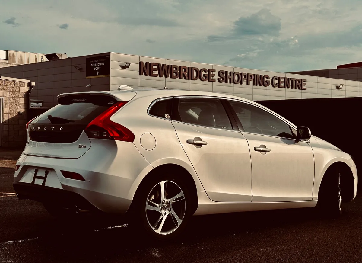 ❁ Volvo V40 ❁ D4 LUX SE Panoramic Roof ❁ Low KM ❁ - Image 5