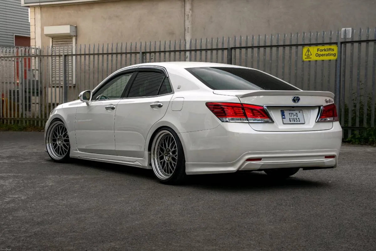 Toyota Crown AWS211 4WD - Image 4