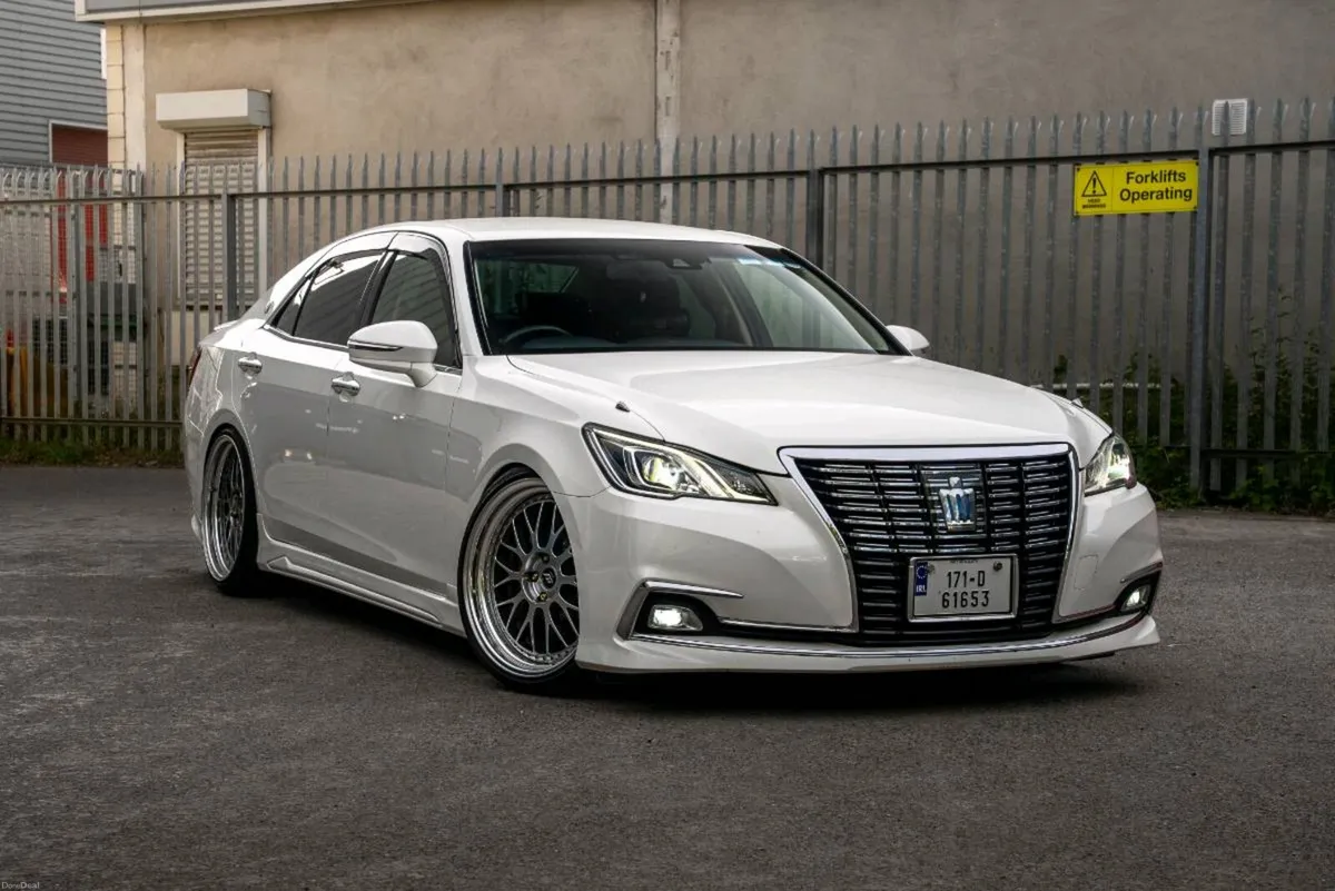Toyota Crown AWS211 4WD - Image 1