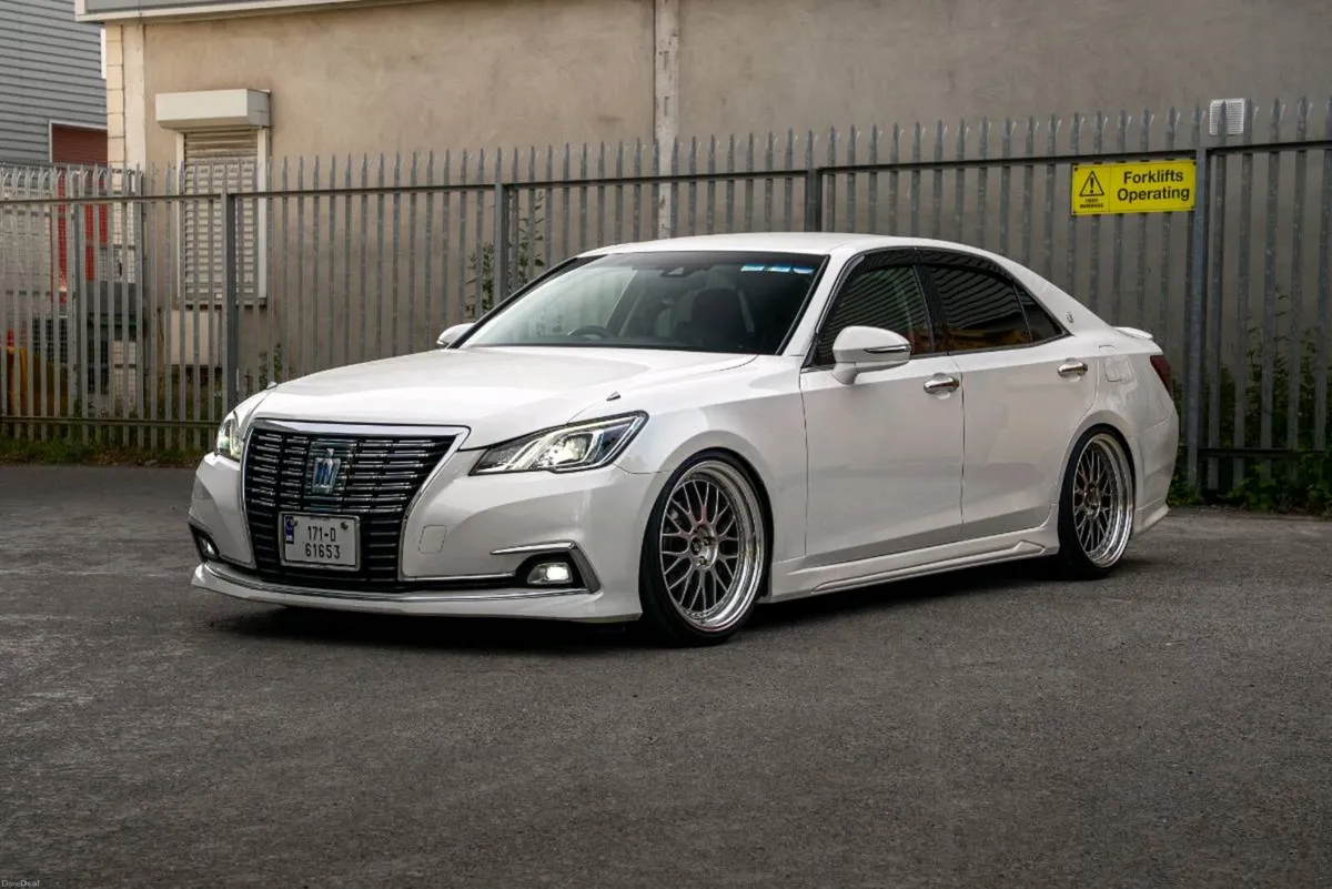 Toyota Crown AWS211 4WD - Image 2