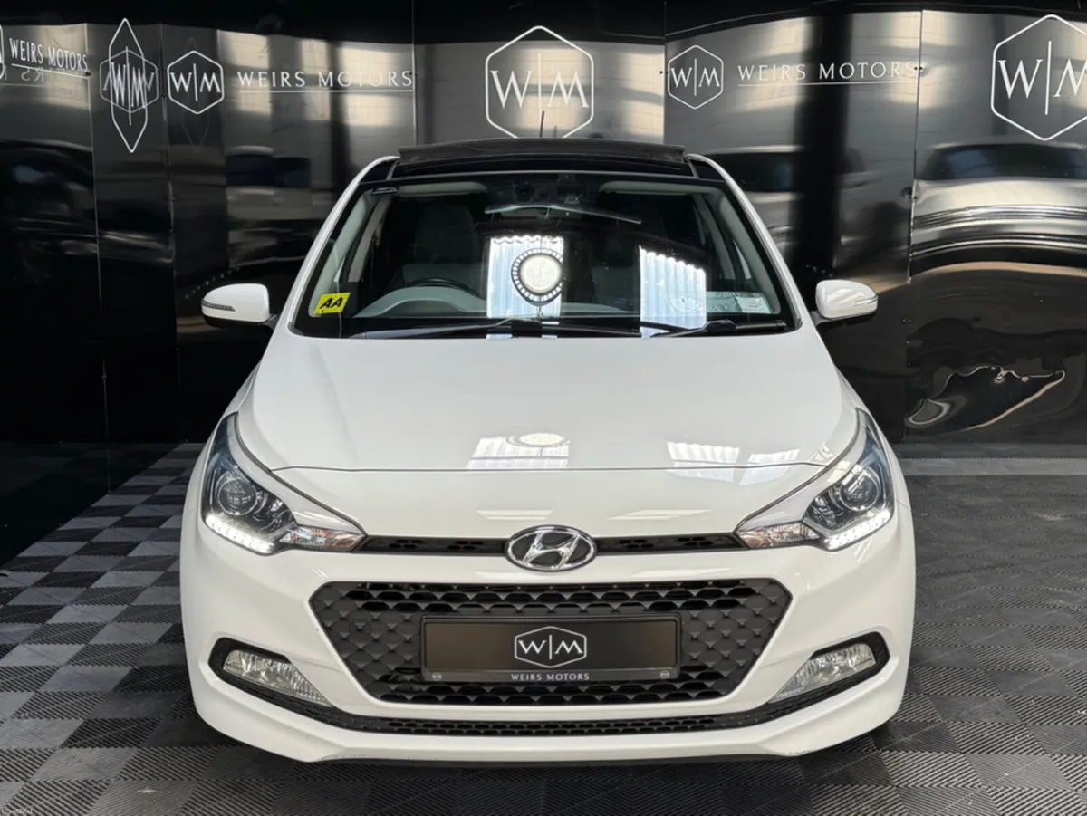 Hyundai i20 1.2 PREMIUM 5DR ONE OWNER - Image 4