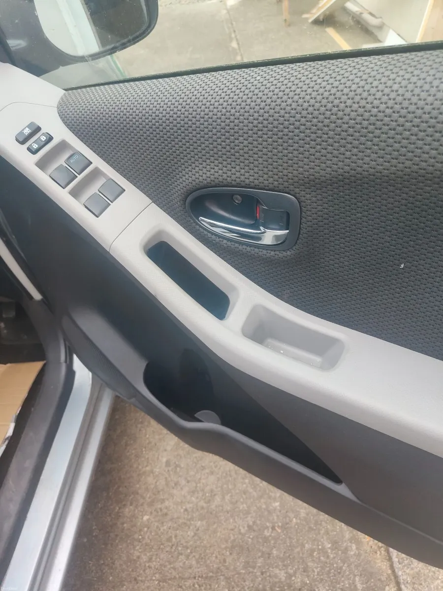 Toyota Vitz 2010 - Image 3