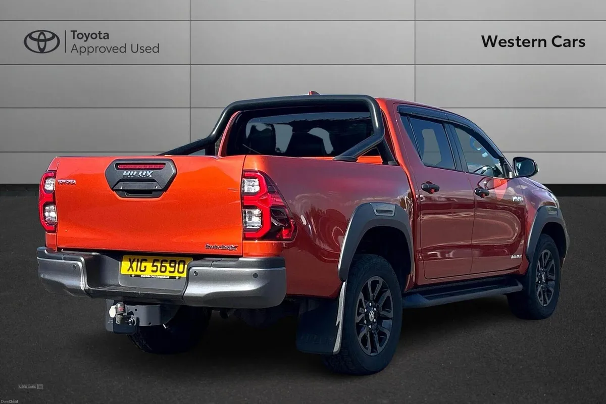 Toyota Hilux 2.8 D-4D Invincible X Auto 4WD Euro 6 - Image 2