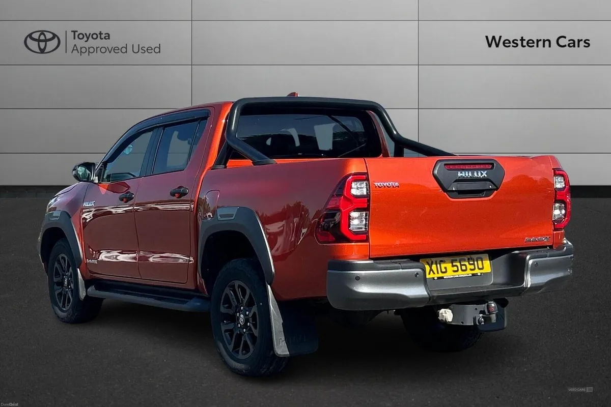 Toyota Hilux 2.8 D-4D Invincible X Auto 4WD Euro 6 - Image 4