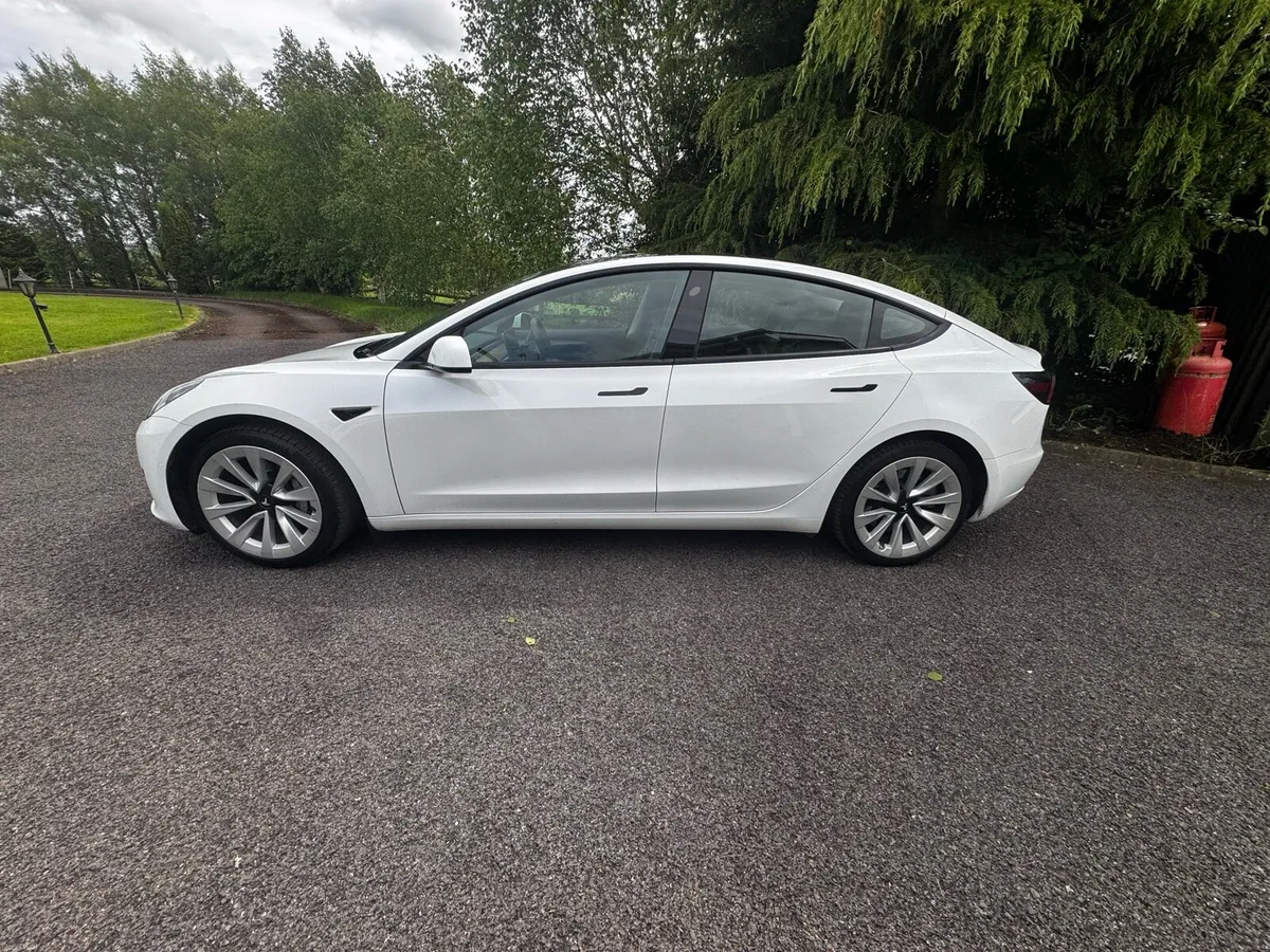 Tesla model 3 - Image 4