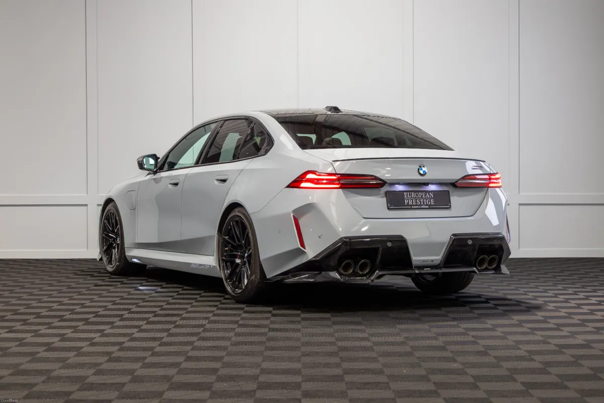 2025 BMW M5 (G90) *Pan Roof - Image 4