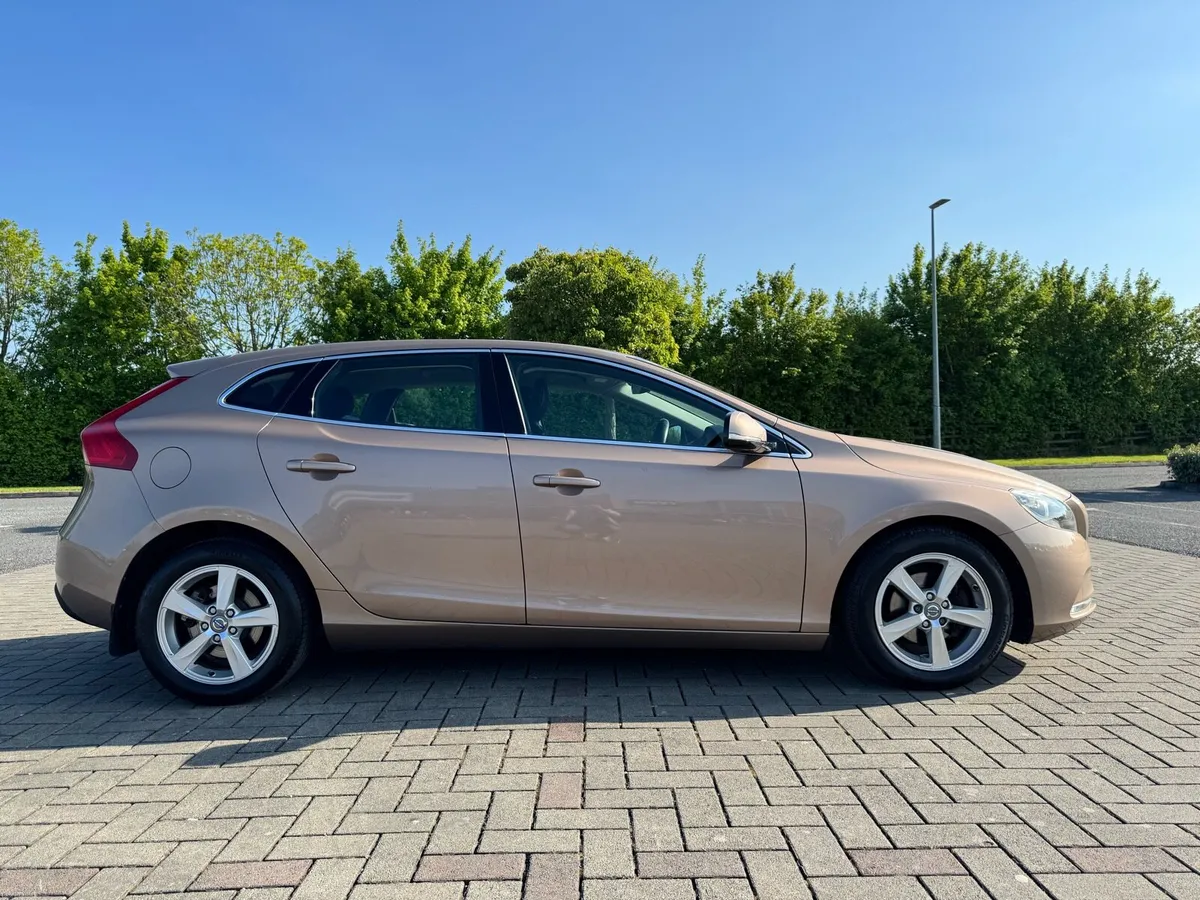 Volvo V40 Low Mileage - Image 3
