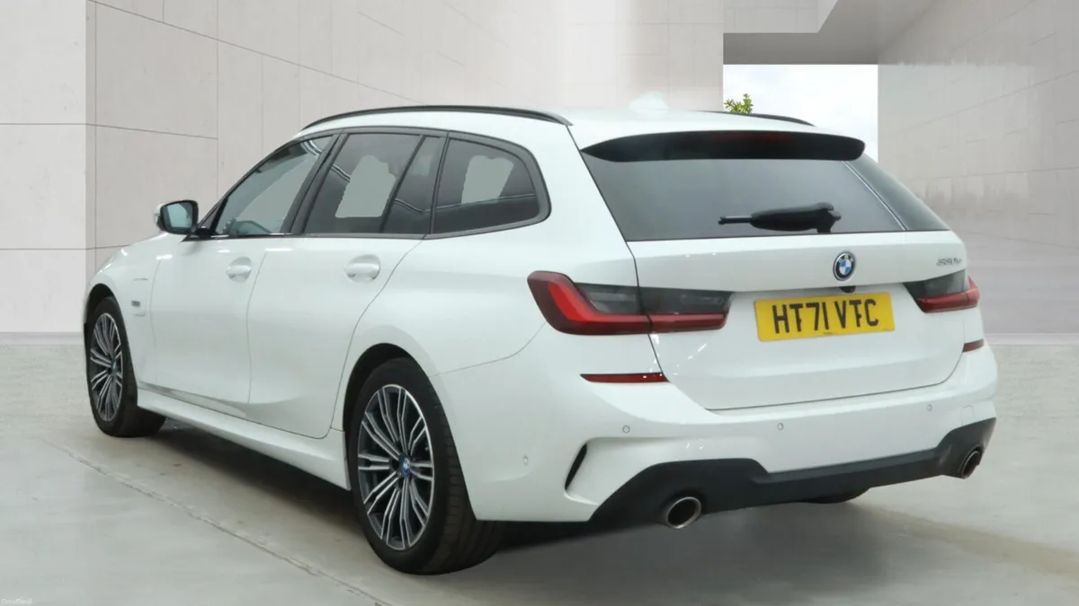 BMW 3-Series 2022 - Image 2