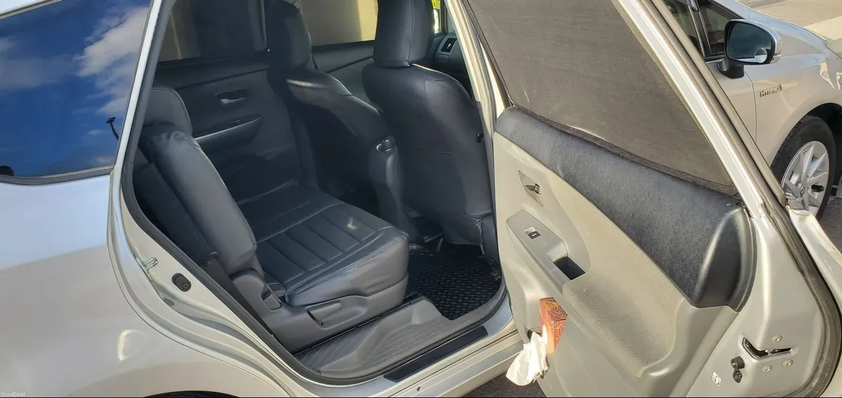 Toyota Prius alpha  7 seater 2012 - Image 2