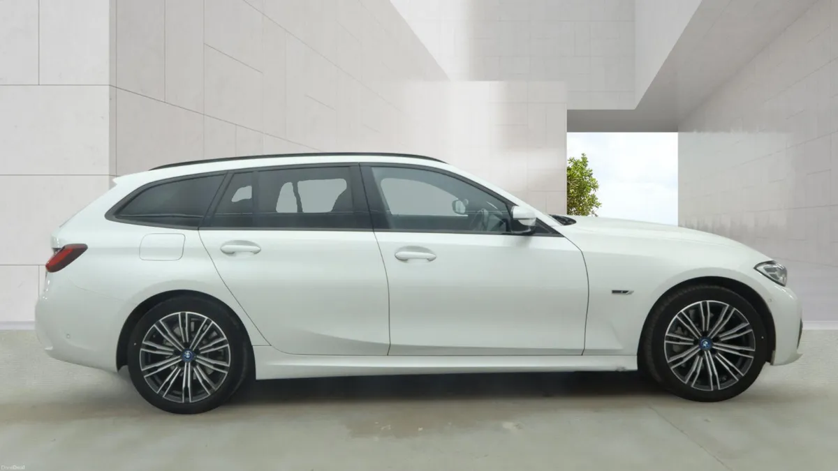 BMW 3-Series 2022 - Image 4