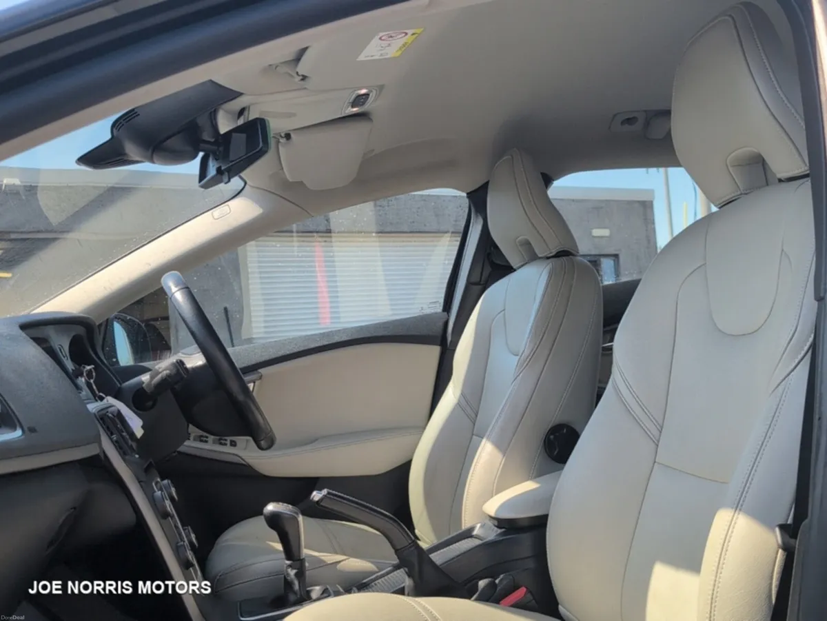 Volvo V40 D2 SE 5DR *Cream Leather *Reversing Came - Image 4