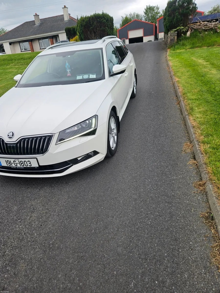 Skoda Superb AMB 2.0TDI DSG panoramic sunroof - Image 4