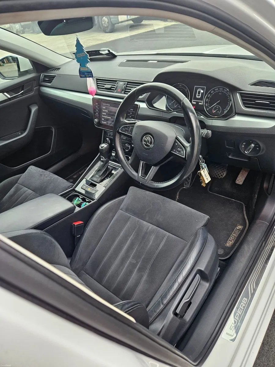 Skoda Superb AMB 2.0TDI DSG panoramic sunroof - Image 6